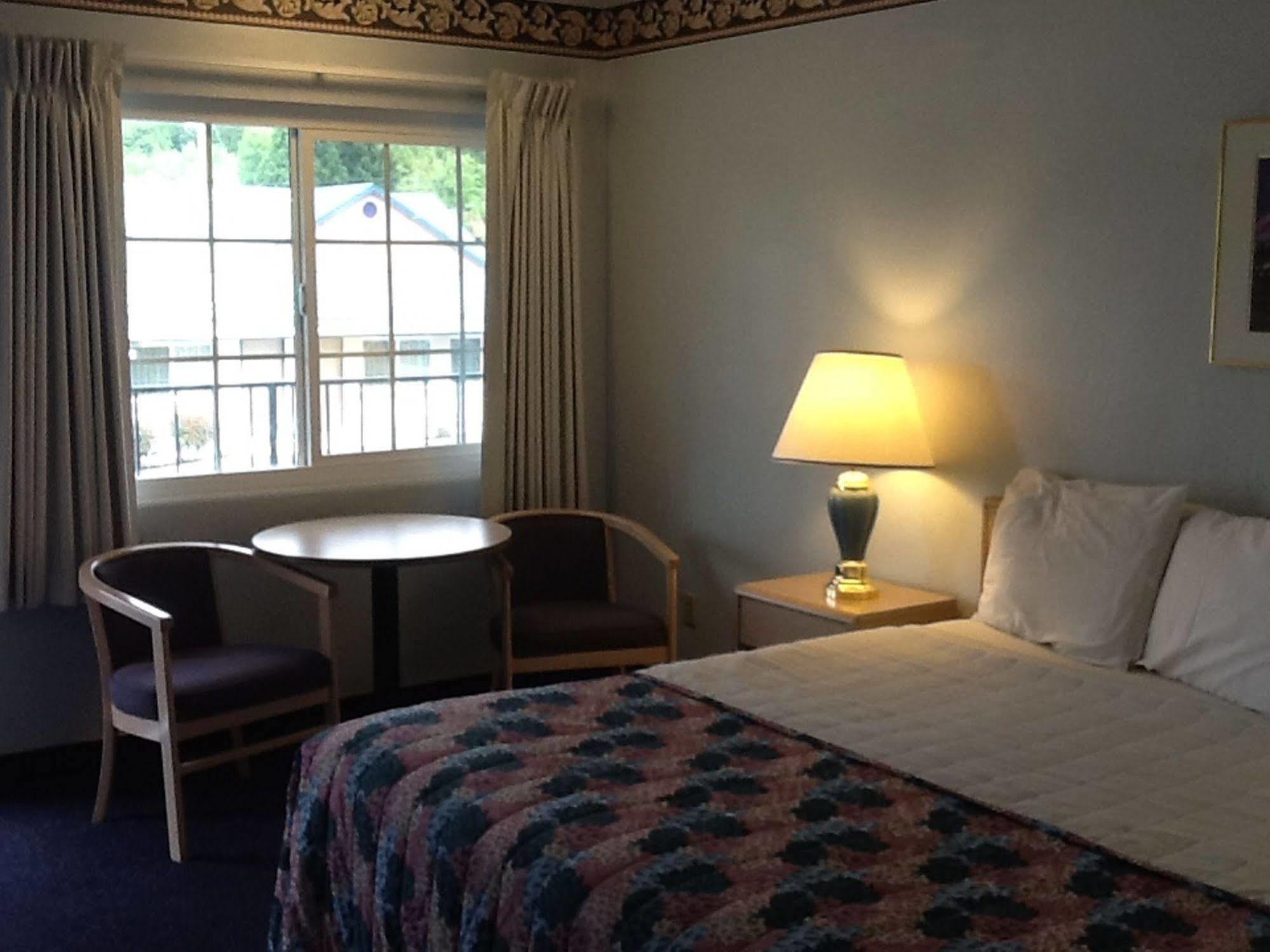 Pine Needles Inn Mount Shasta Εξωτερικό φωτογραφία