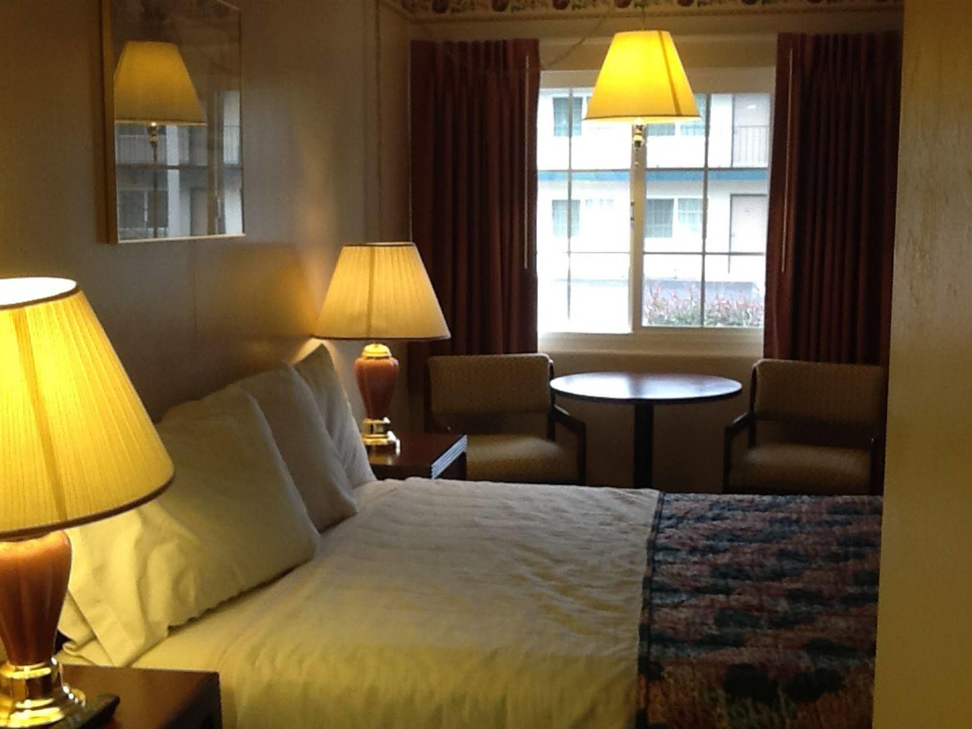 Pine Needles Inn Mount Shasta Εξωτερικό φωτογραφία